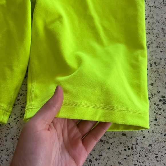 Aritzia | TNA Atmosphere Short 7” in Neon Sunray - Size M - Picture 3 of 6
